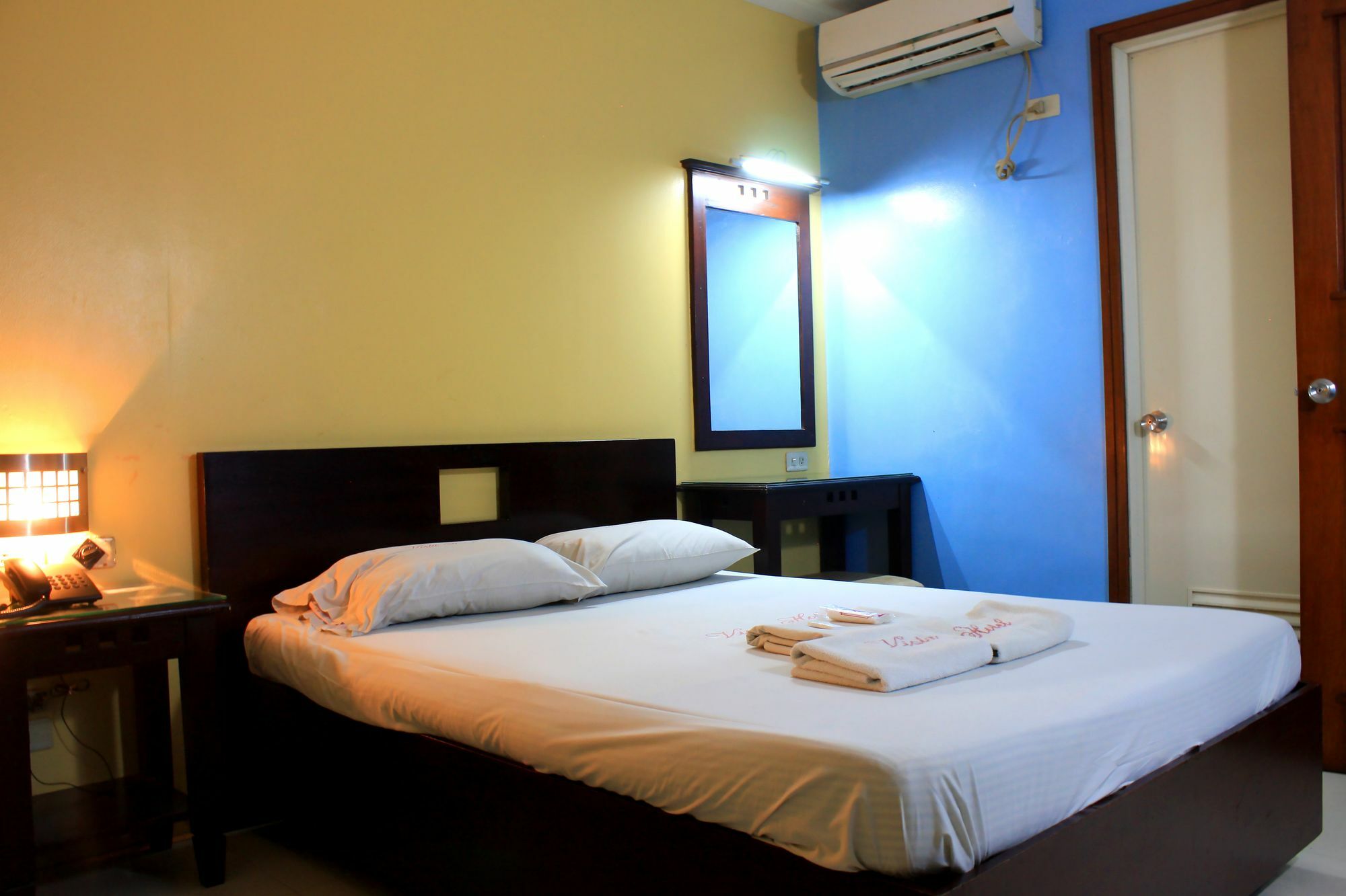 Vista Apartelle Makati City Екстер'єр фото