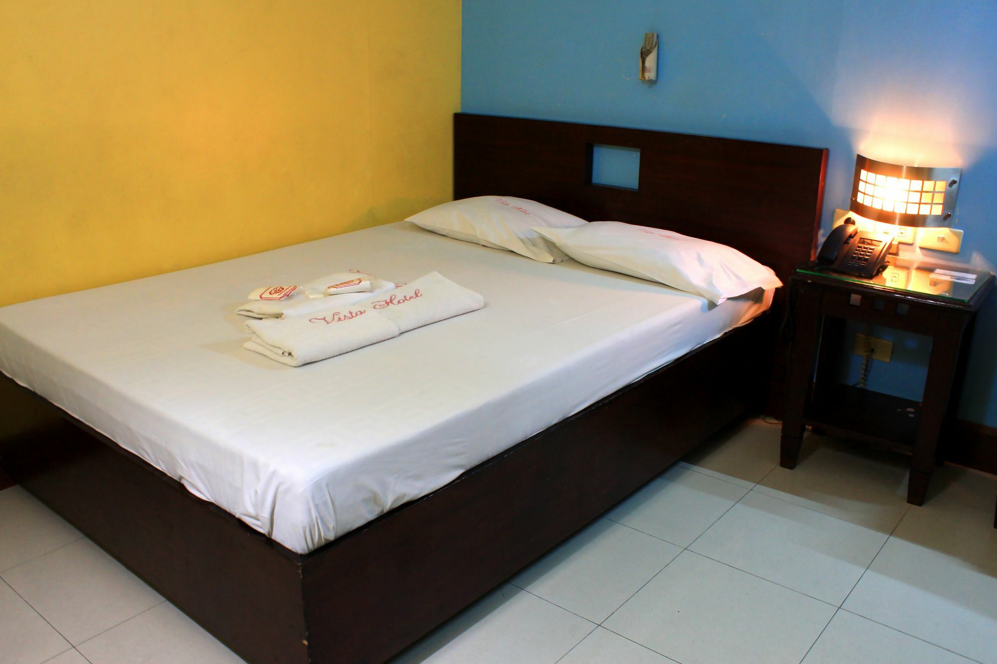 Vista Apartelle Makati City Екстер'єр фото